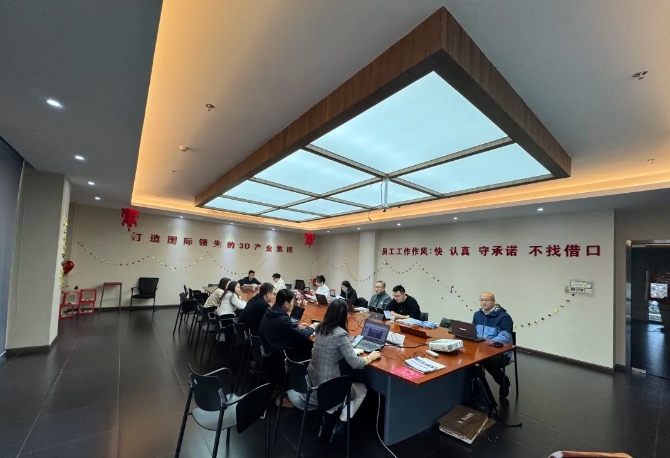 為深入貫徹中共中央、國(guó)務(wù)院印發(fā)的《國(guó)家標(biāo)準(zhǔn)化發(fā)展綱要》，落實(shí)加快數(shù)字化發(fā)展、建設(shè)數(shù)字中國(guó)的戰(zhàn)略部署，和《上海市全面推進(jìn)城市數(shù)字化轉(zhuǎn)型“十四五”規(guī)劃》，推進(jìn)上海城市數(shù)字化轉(zhuǎn)型標(biāo)準(zhǔn)化建設(shè)，數(shù)造科技積極響應(yīng)這一號(hào)召，成為上海市浦東新區(qū)第一批試點(diǎn)數(shù)字化改造企業(yè)之一，并順利通過驗(yàn)收。  圖片  圖片  圖片  圖片  圖為上海市城市數(shù)字化轉(zhuǎn)型工作領(lǐng)導(dǎo)小組部分領(lǐng)導(dǎo)和南匯工業(yè)園區(qū)領(lǐng)導(dǎo)、上海數(shù)造領(lǐng)導(dǎo)班子成員參加數(shù)字化改造驗(yàn)收答辯  圖片  參觀上海數(shù)造大廳的數(shù)字化制造“黑湖小工單”生產(chǎn)工序看板  數(shù)造科技自成立之初，創(chuàng)始人趙毅博士就以“數(shù)造”為企業(yè)命名，蘊(yùn)含數(shù)字化制造和變革的深遠(yuǎn)意義，與此時(shí)政府推進(jìn)聚焦制造業(yè)與數(shù)字化改造深度融合。未來，數(shù)造科技將不斷提升公司智能化、數(shù)字化、信息化改造力度，全面提升公司綜合管理和運(yùn)營(yíng)水平，著力實(shí)現(xiàn)智能制造高質(zhì)量發(fā)展。